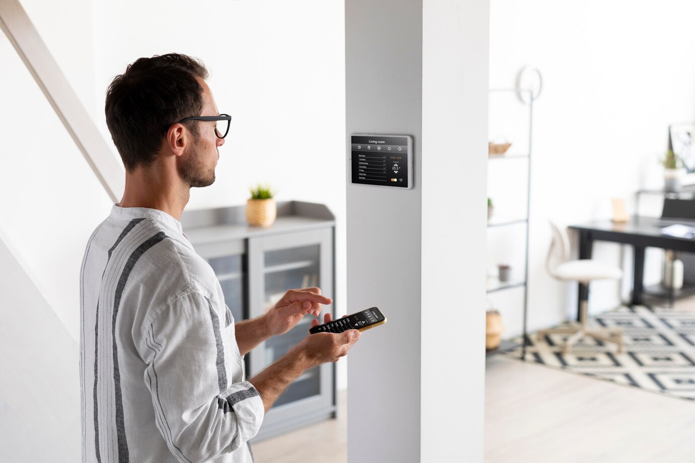 persona que usa telefono inteligente su hogar automatizado 23 2149036904